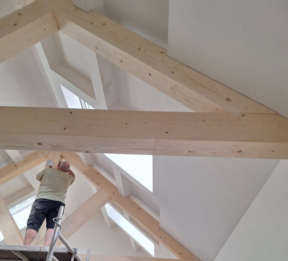 Karakter behouden door maatwerk: Handgemaakte decoratieve balken